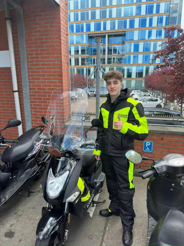 Geslaagd geslaagd bij Bliksem Opleidingen